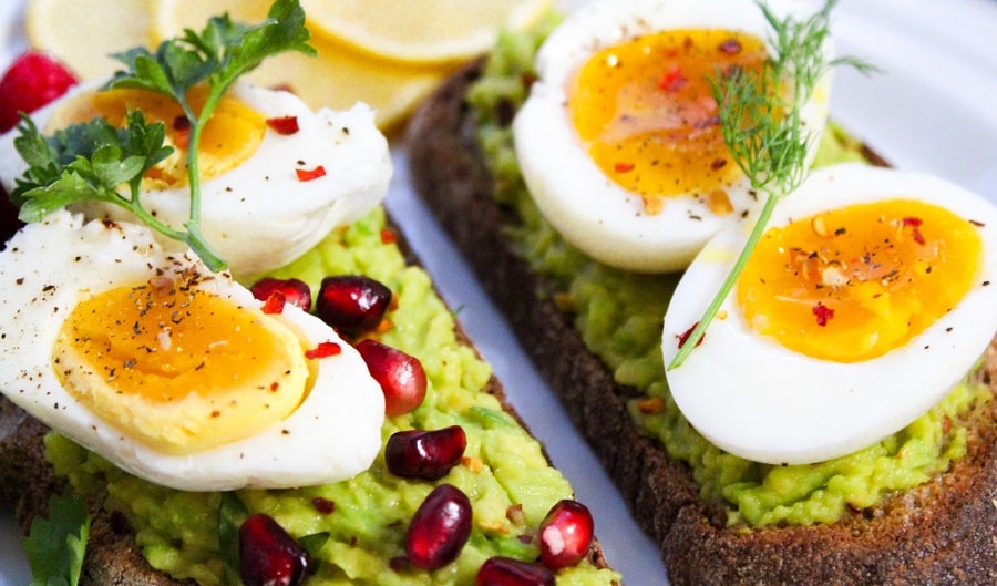 uova sode su pane e avocado-min