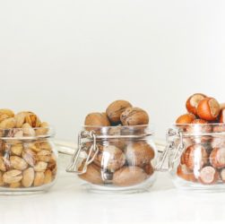 selezione-di-noci-varie-nocciole-pistacchi-e-noci-pecan-in-vetro
